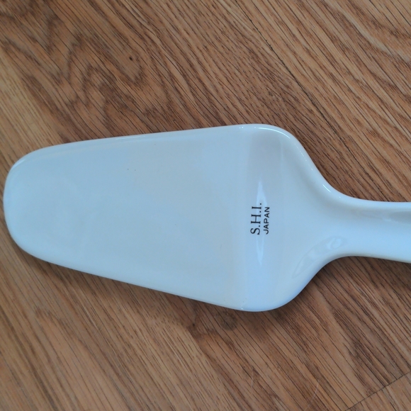 Christmas Classics Cake Plate with Server - Picture 6 of 7